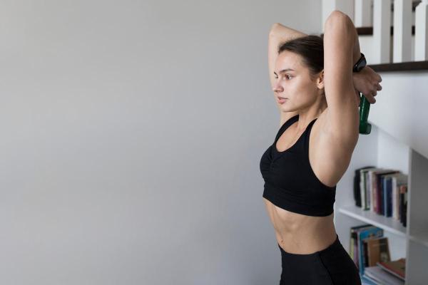 Exercícios para tríceps: com pesinhos para fazer em casa - Extensão de braço atrás da nuca