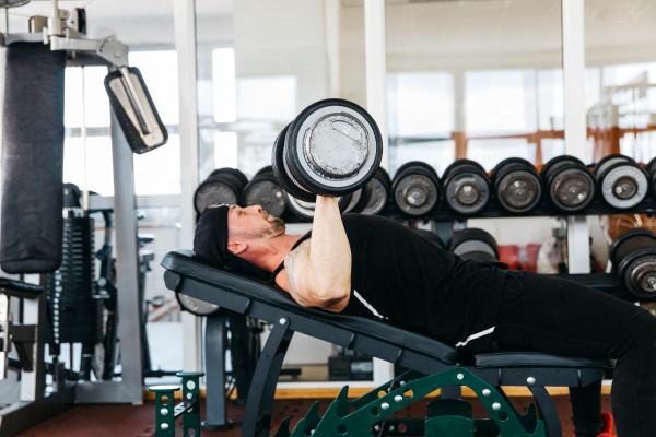 Exercícios para tríceps: com pesinhos para fazer em casa - Supino reto com pegada fechada