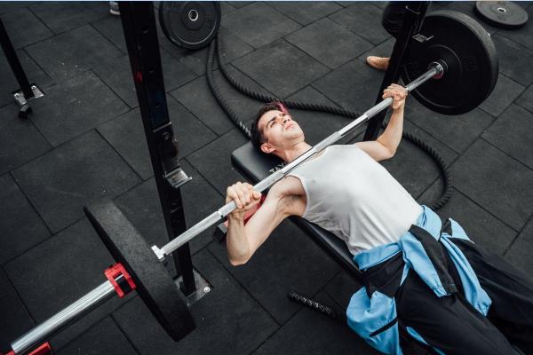 Exercícios para tríceps: com pesinhos para fazer em casa - Tríceps francês