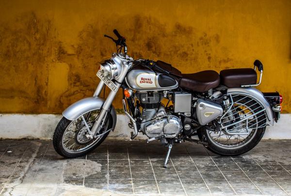 Por que minha moto falha ao acelerar?