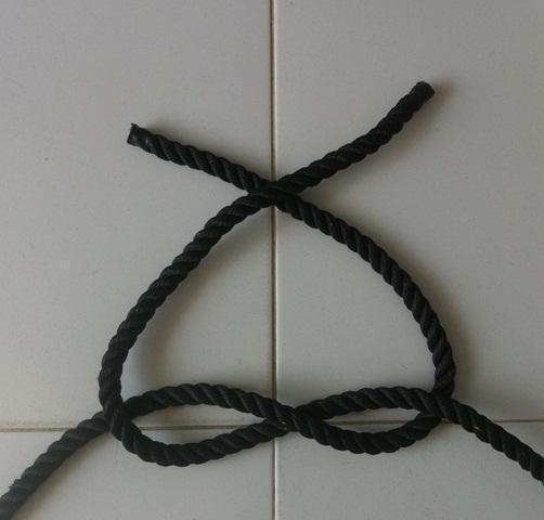 Como fazer um nó marinheiro direito - Passo 3