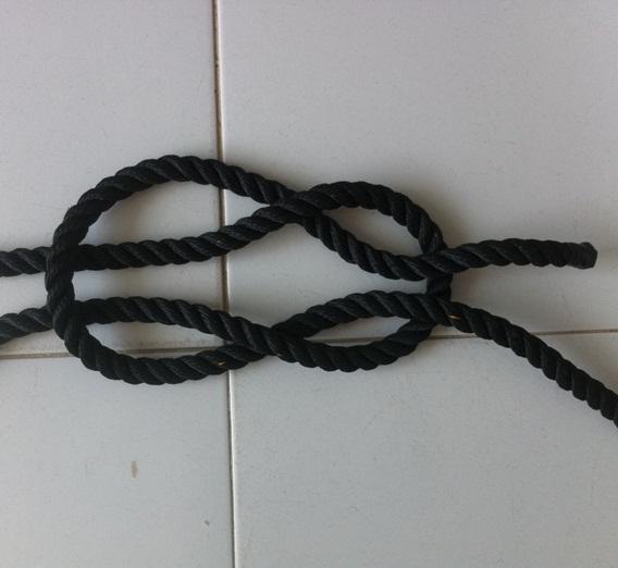 Como fazer um nó marinheiro direito - Passo 4