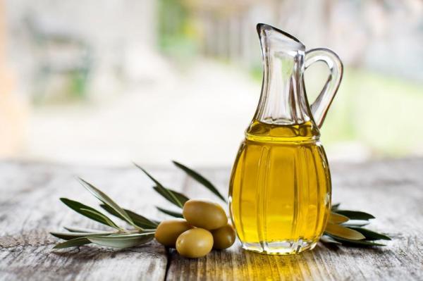 Como limpar o rosto com azeite de oliva - Passo 1