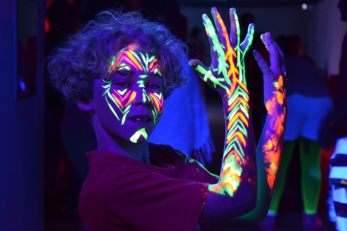 Como tirar tinta neon da roupa - melhores técnicas