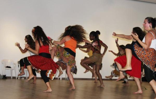 Como ensinar uma dança africana - Passo 5