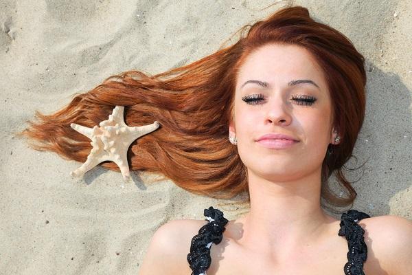 Por que o cabelo clareia no verão - Por que o cabelo clareia no verão: o sol