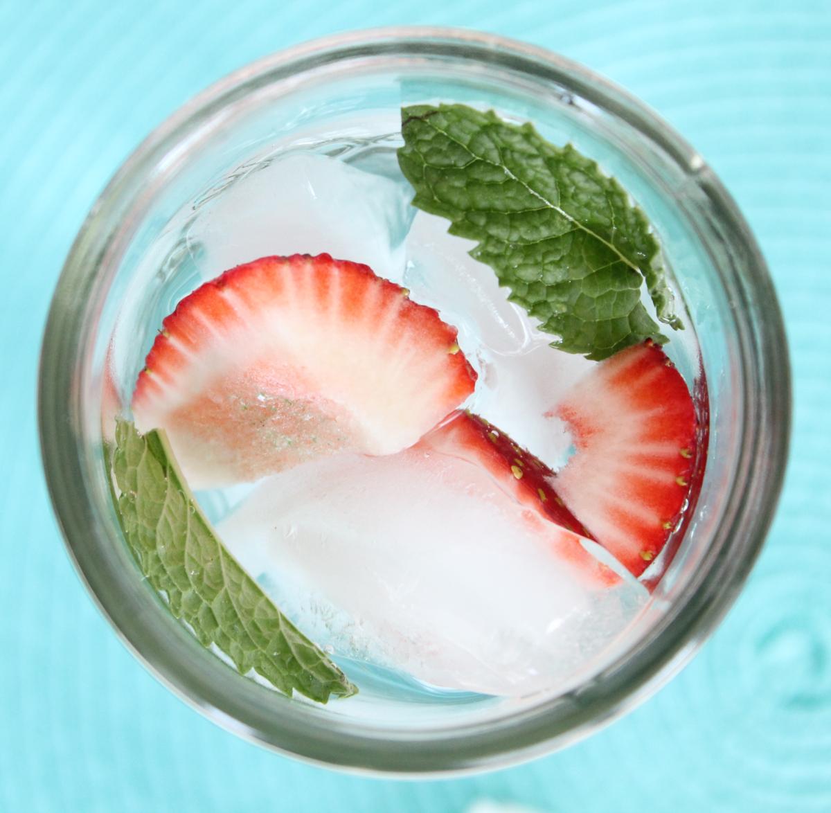 Como fazer água aromatizada com hortelã