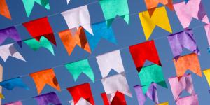 Como fazer bandeirinhas de festa junina - RÁPIDO E FÁCIL