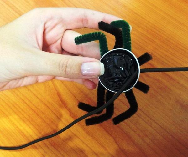 Trabalhos manuais para Halloween: aranhas com cápsulas de café expresso - Passo 4