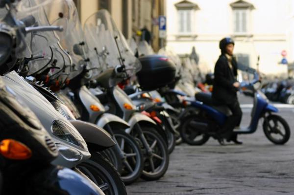 Por que a roda traseira da moto bloqueia