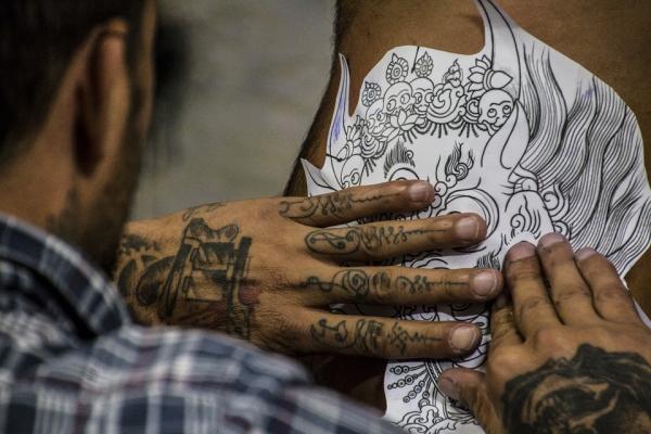 Pode passar hidratante na tatuagem recém feita?