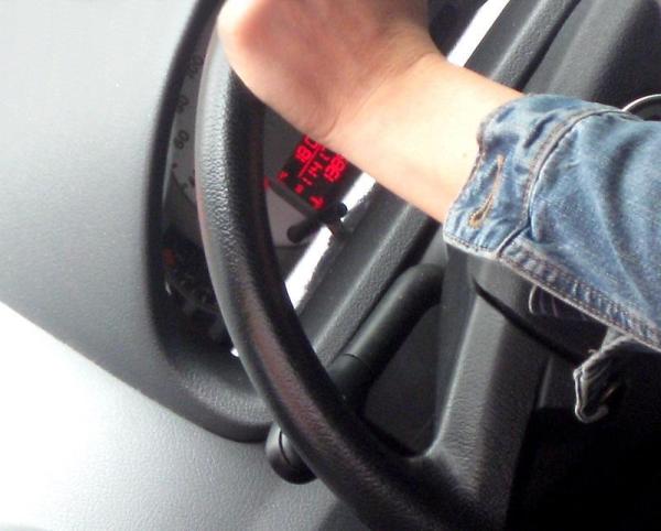 Como desbloquear o volante do carro