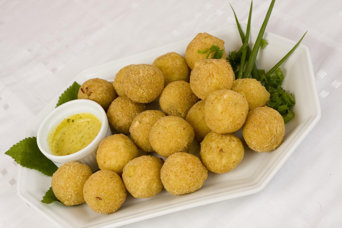 Como fazer bolinho de mandioca