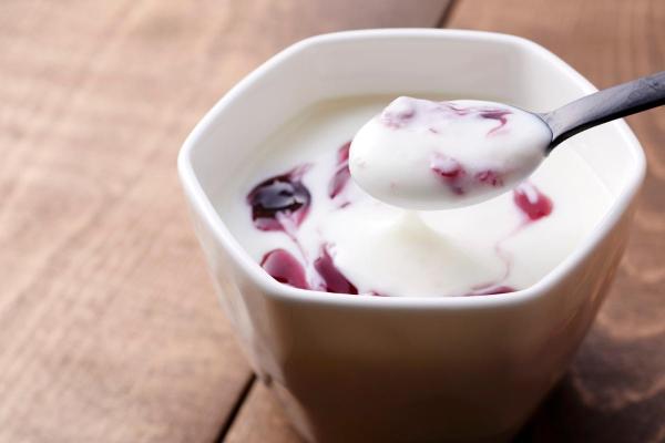 Sobremesas com cereja: as melhores receitas - Iogurte com cerejas caramelizadas