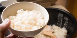 Como fazer arroz na panela elétrica