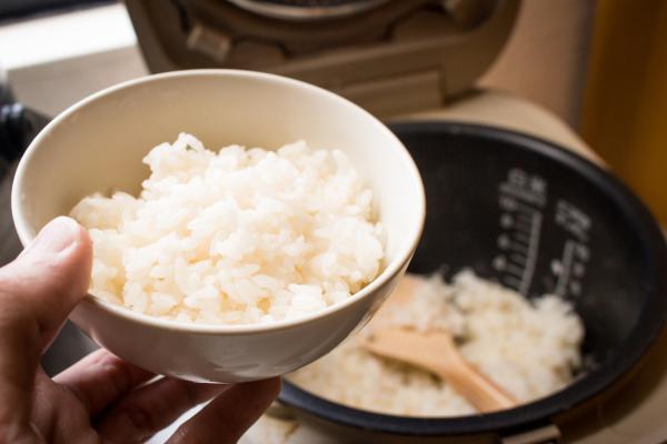Como fazer arroz na panela elétrica