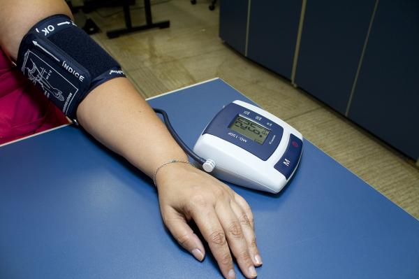 Como medir corretamente a pressão arterial com aparelho digital - Passo 4