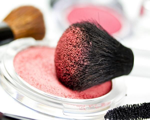 Como fazer o blush durar mais tempo - Passo 2