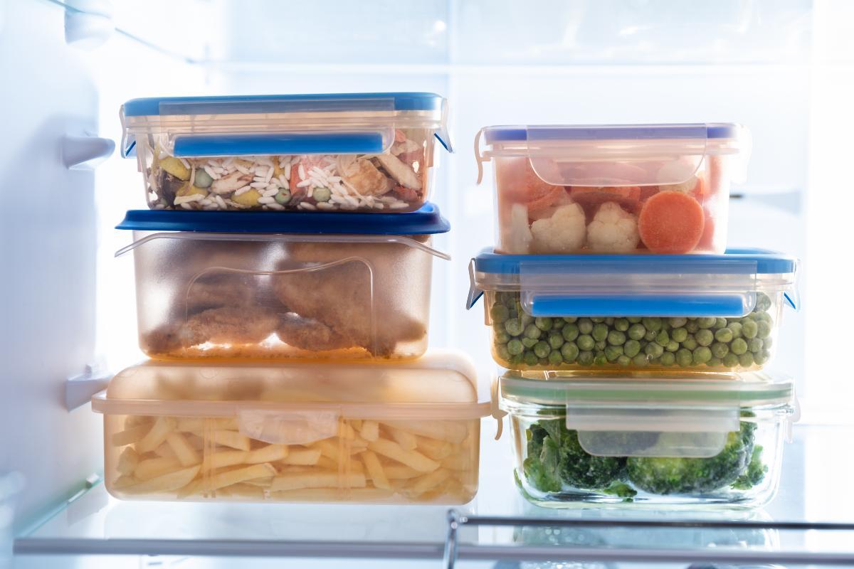 Pode colocar comida quente na geladeira?