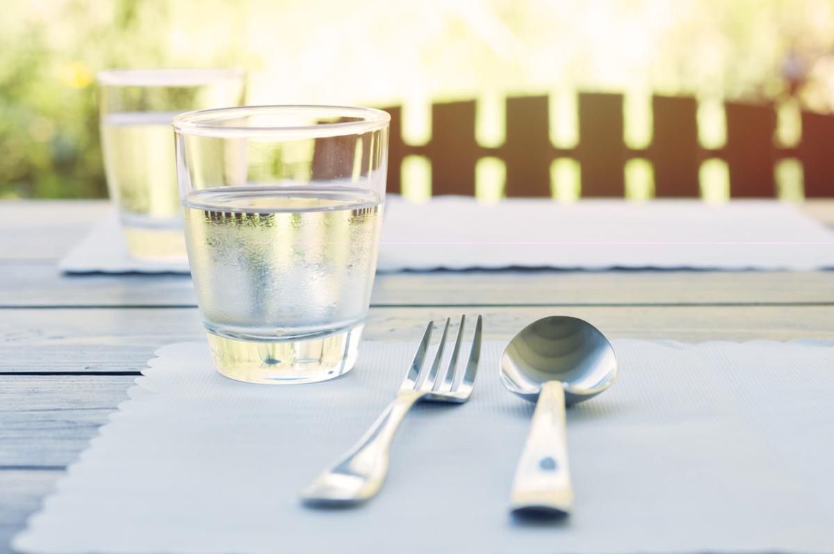 É correto beber água durante as refeições? - Mitos e verdades