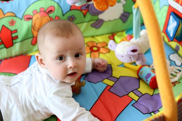 Sugestão de presente para chá de bebê: ideias criativas - Manta para brincar