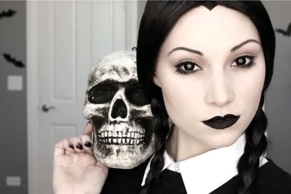 Como se fantasiar de Vandinha Addams - Passo 3