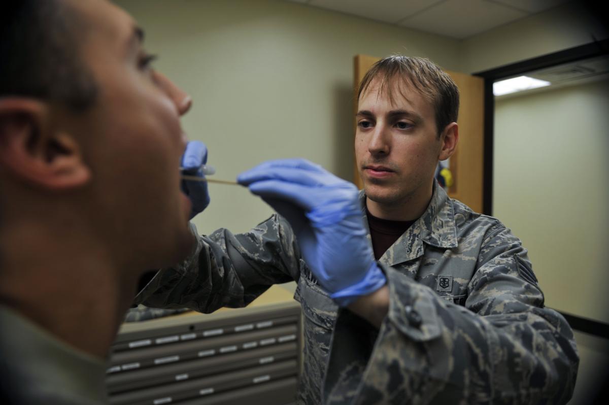 Incômodo na garganta, o que pode ser? - 6 causas possíveis