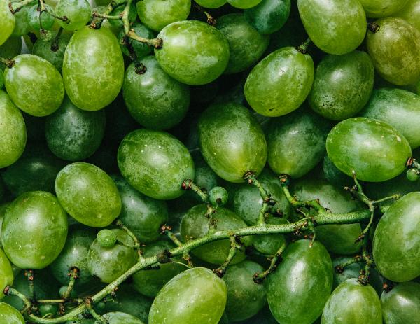 10 receitas de sobremesas prontas em 10 minutos - Uvas verdes com brigadeiro branco