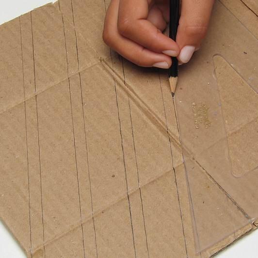 Como decorar caixa de papelão - Passo 3