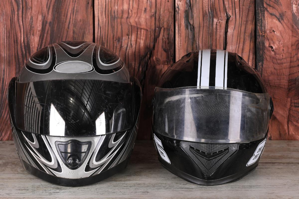 Como limpar o capacete da moto