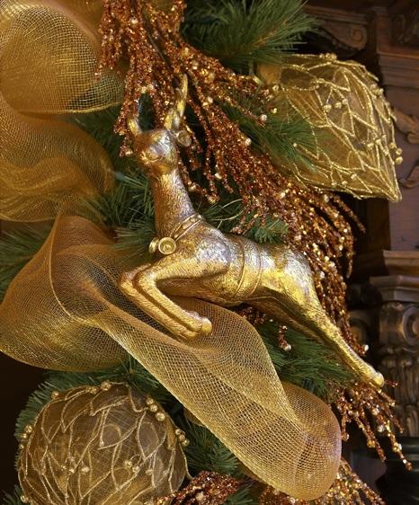 Como decorar árvore de Natal de dourado - Passo 2