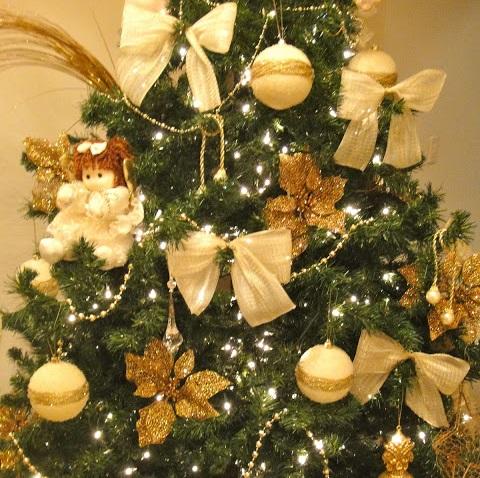Como decorar árvore de Natal de dourado - Passo 5