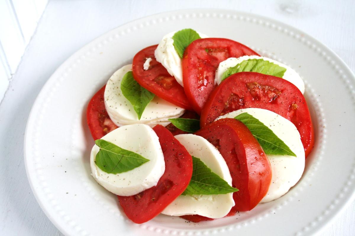 Como fazer uma salada caprese