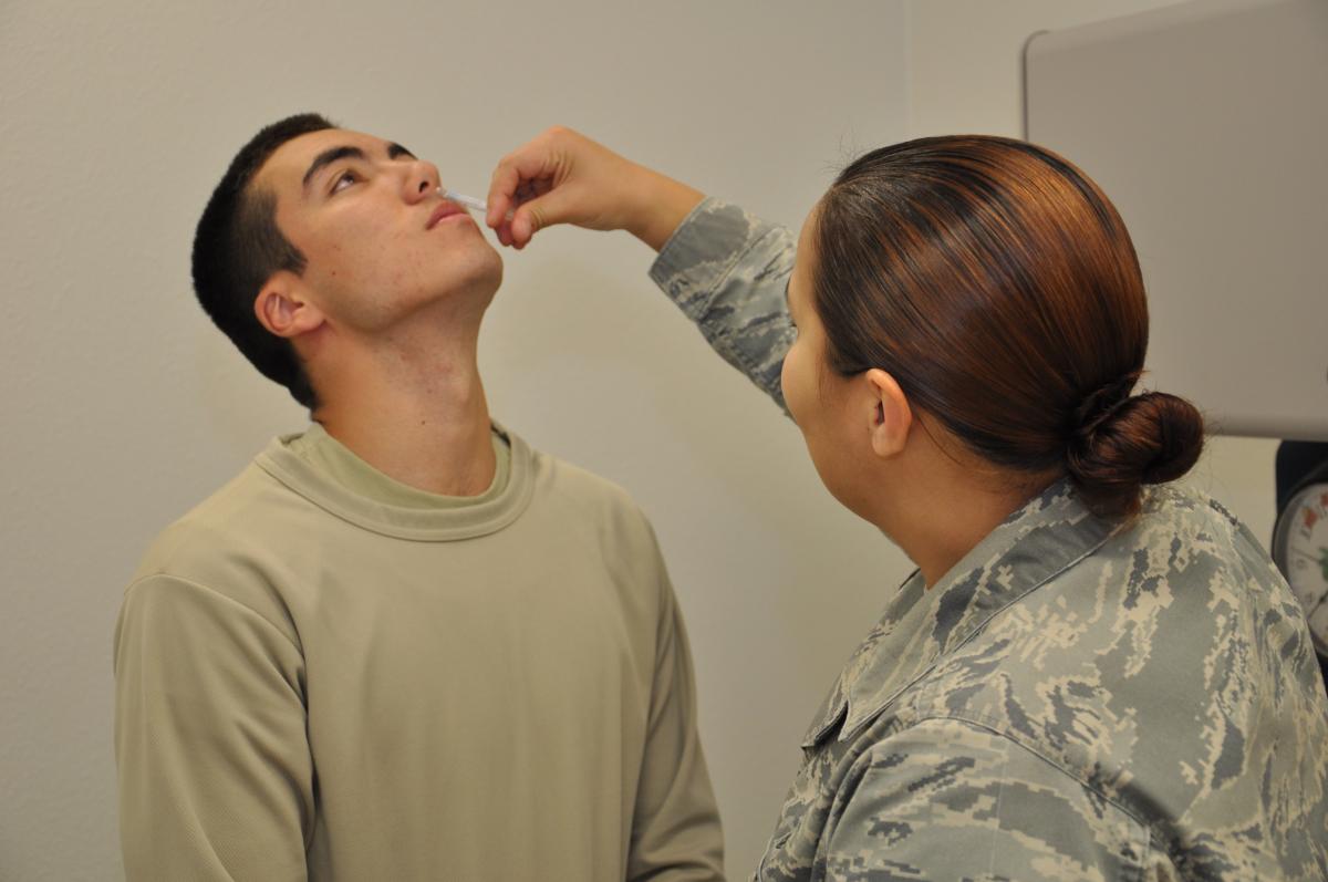Estalo na garganta quando engulo saliva, o que pode ser?