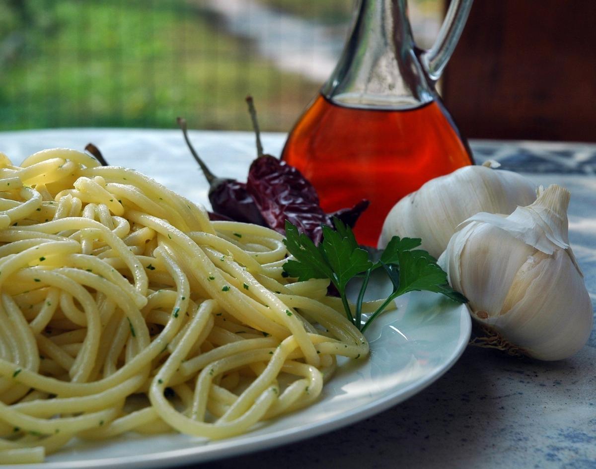Como fazer macarrão ao alho e óleo