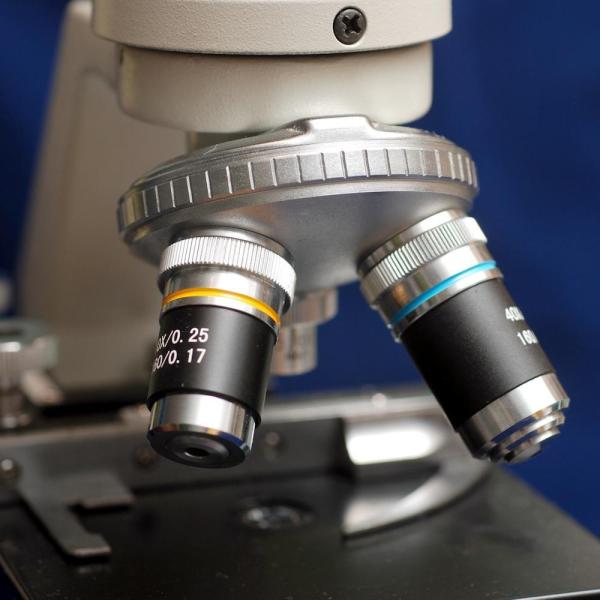 Como limpar a lente de um microscópio