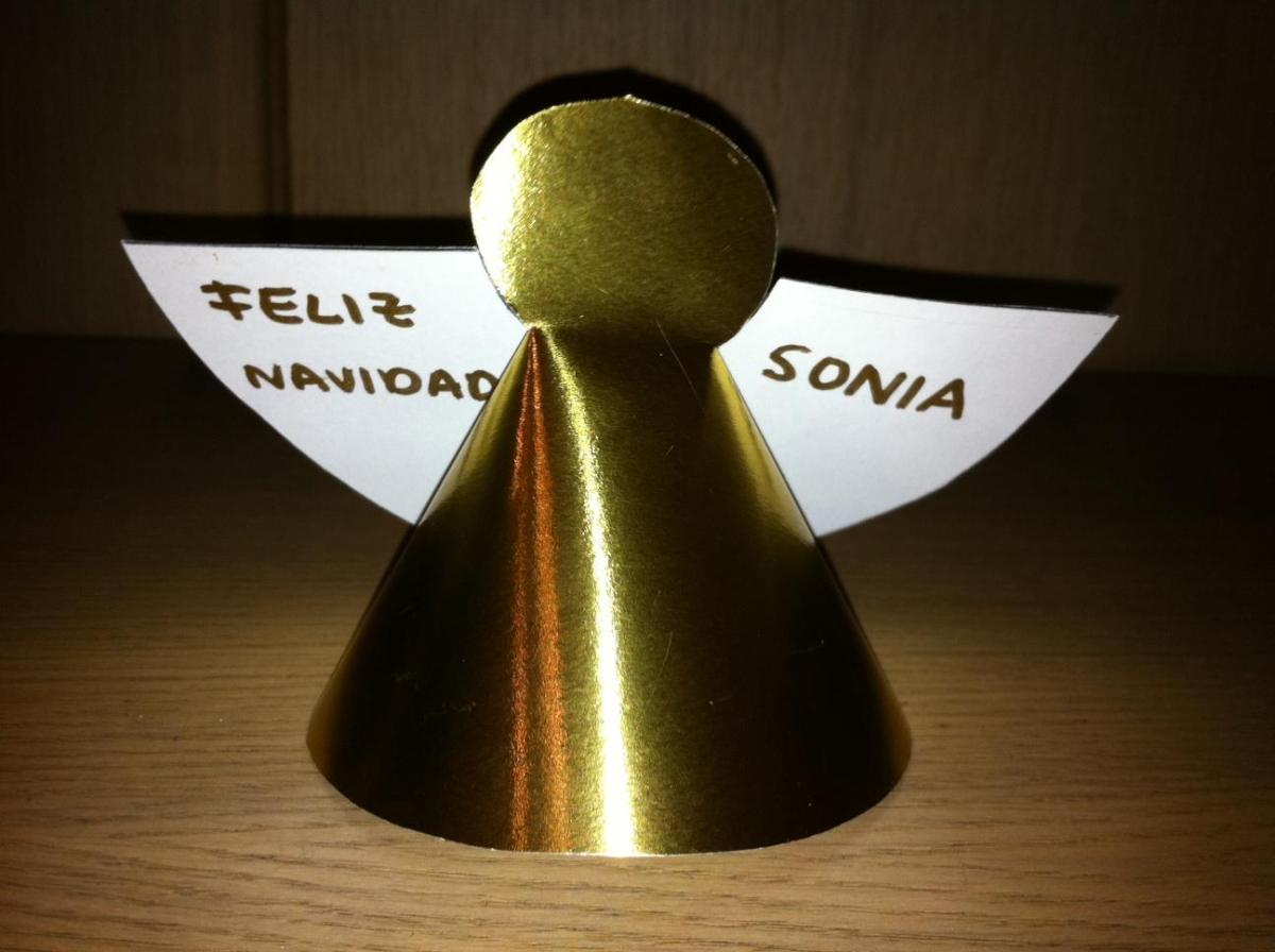 Como fazer um anjo dourado com cartolina