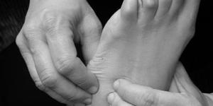 Como usar uma cinta para aliviar a dor da Fascite plantar