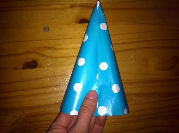 Como fazer um cone sem base para fazer uma árvore de Natal - Passo 7