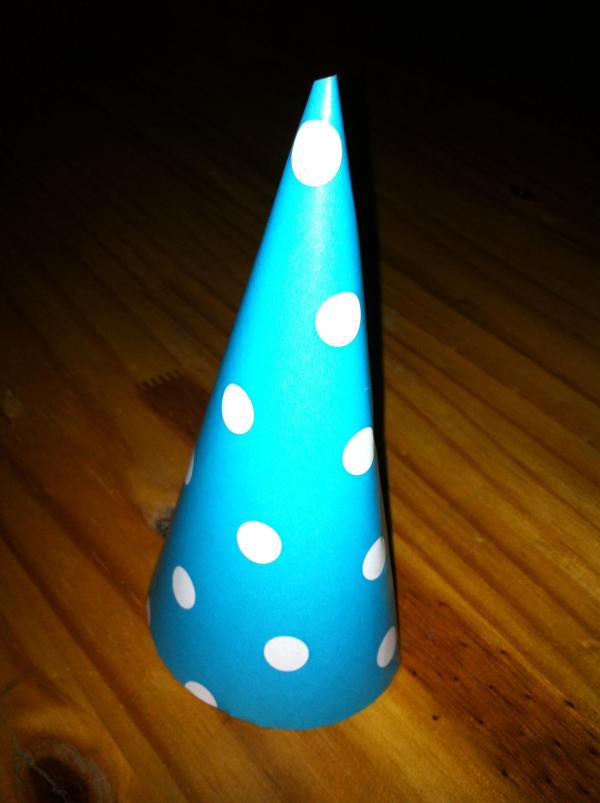 Como fazer um cone sem base para fazer uma árvore de Natal - Passo 9