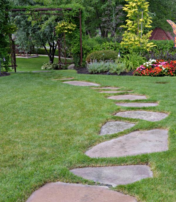 Como fazer um caminho de pedras no jardim
