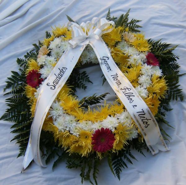 Como fazer uma coroa para funerais - Passo 5