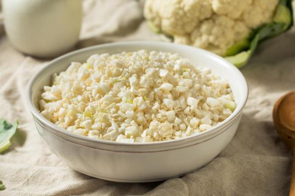 Substitutos do arroz: alimentos alternativos - Couve-flor ralada: a alternativa com baixo teor de carboidratos