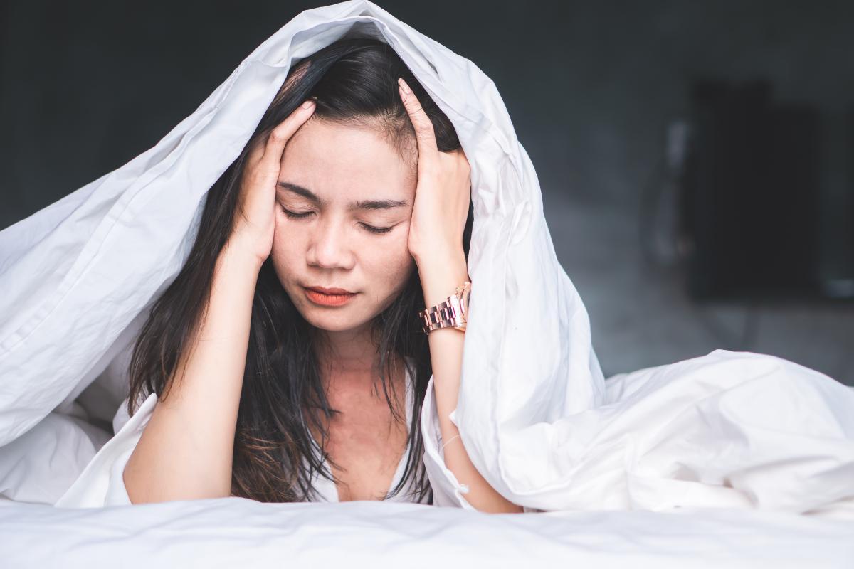 Dor de cabeça ao despertar: causas e o que fazer