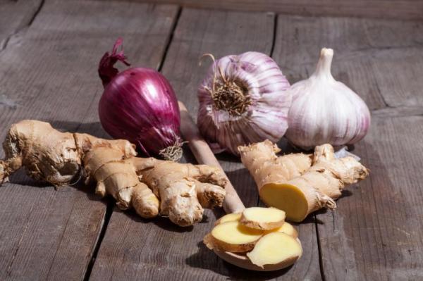 Remédios caseiros para limpar os pulmões - Suco de gengibre, cebola e cúrcuma