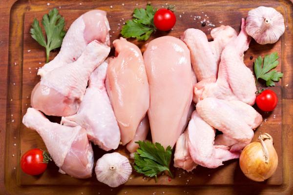 O que acontece se comer frango estragado