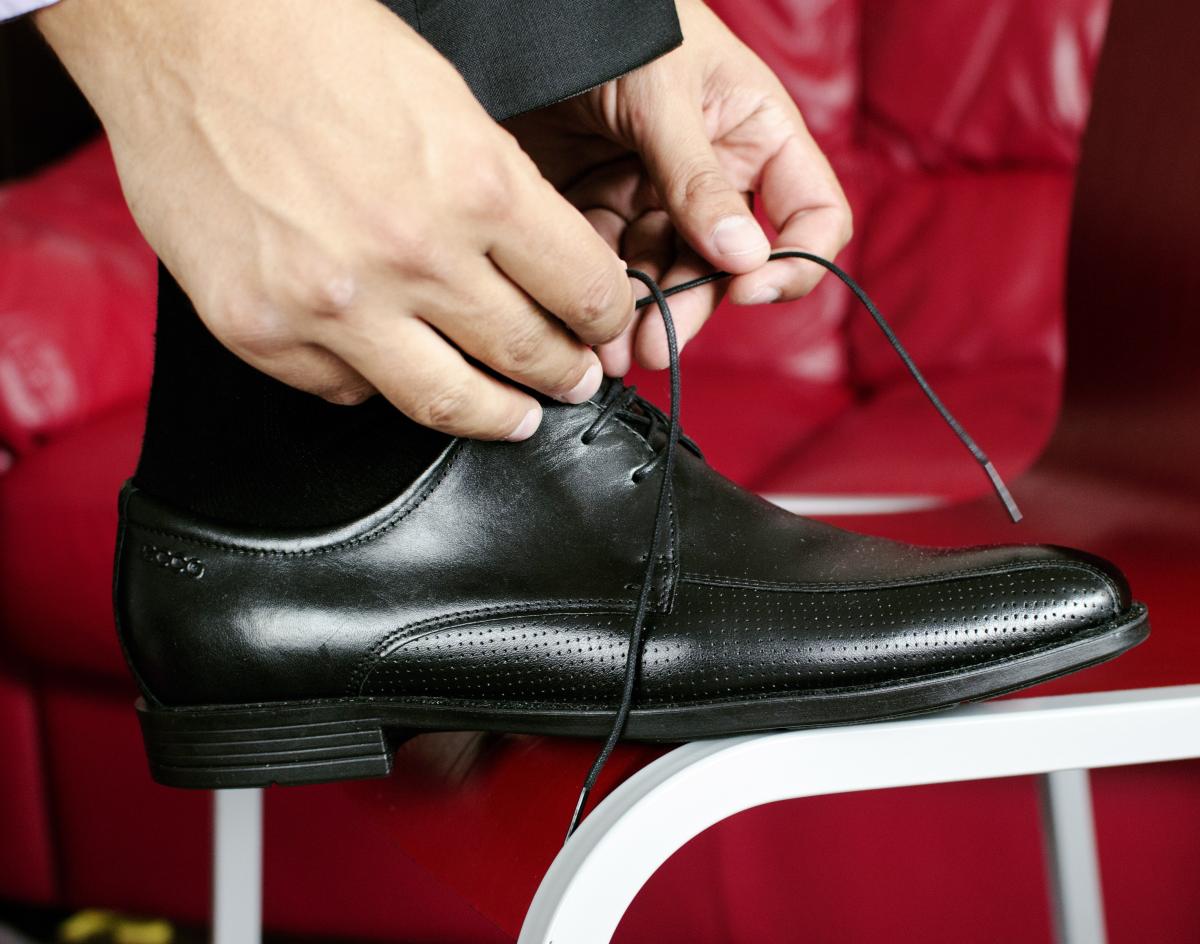 Como apertar sapatos folgados