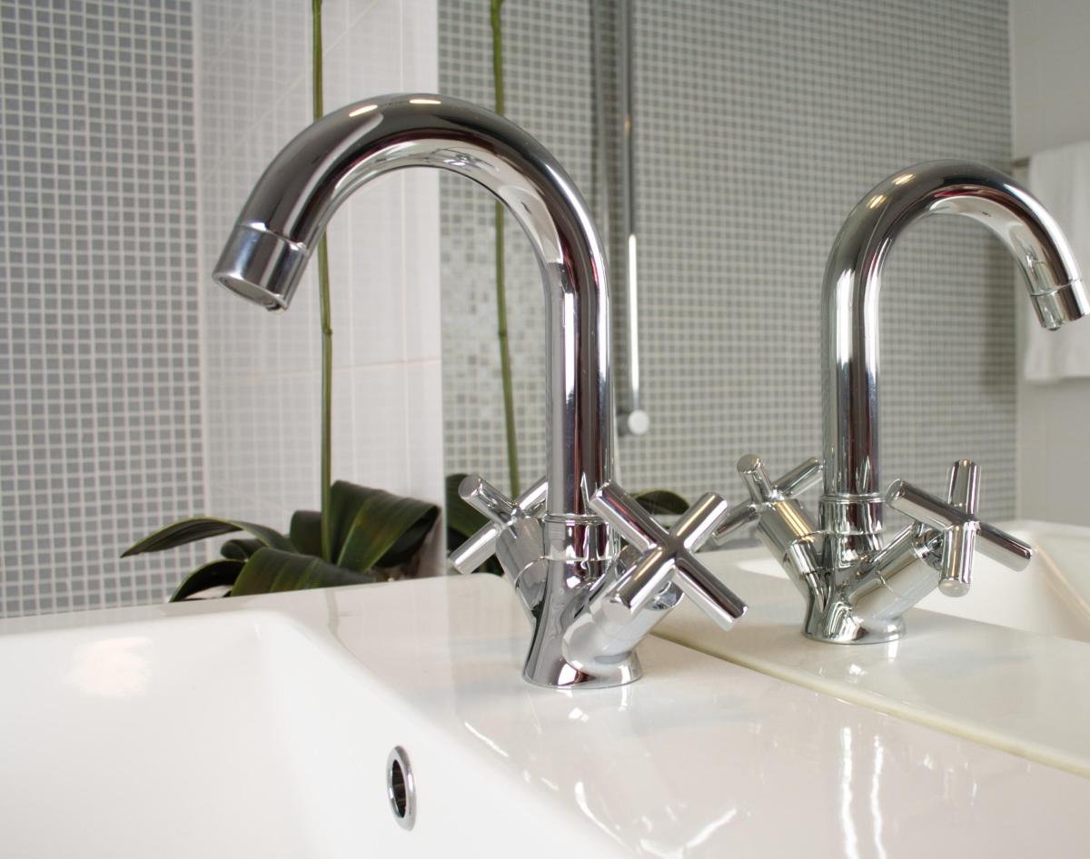 Como pintar a banheira e a pia