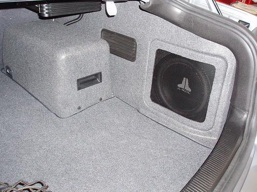 Como instalar subwoofers no carro