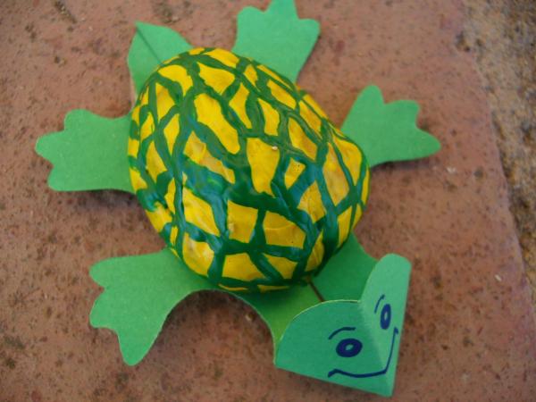 Como fazer uma tartaruga de material reciclável - Passo 9